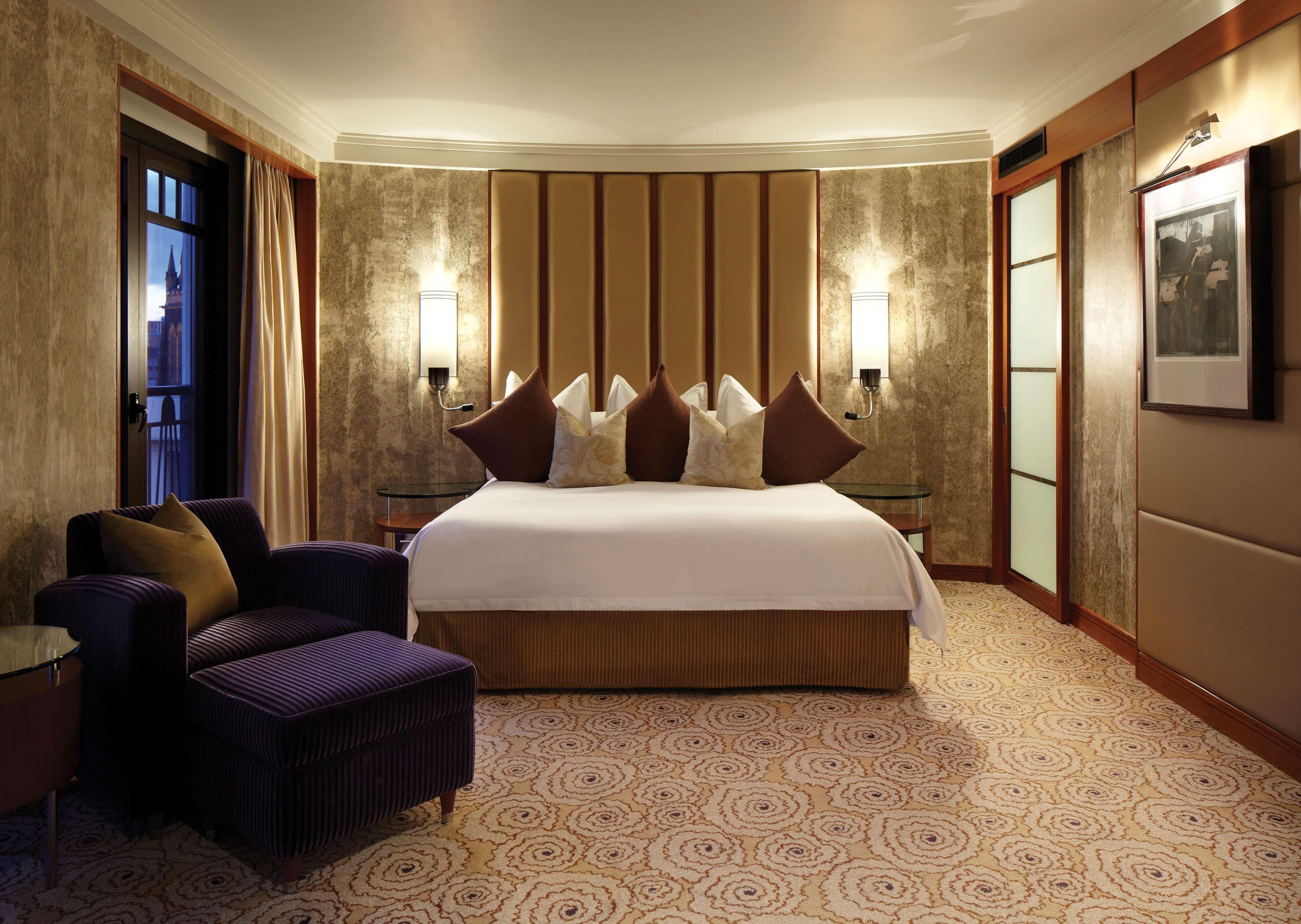 Hotel Park Hyatt Melbourne Esterno foto A bedroom at the Mandarin Oriental, London