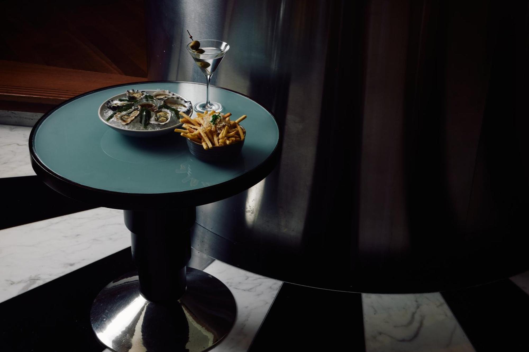 Hotel Park Hyatt Melbourne Esterno foto A table with a martini
