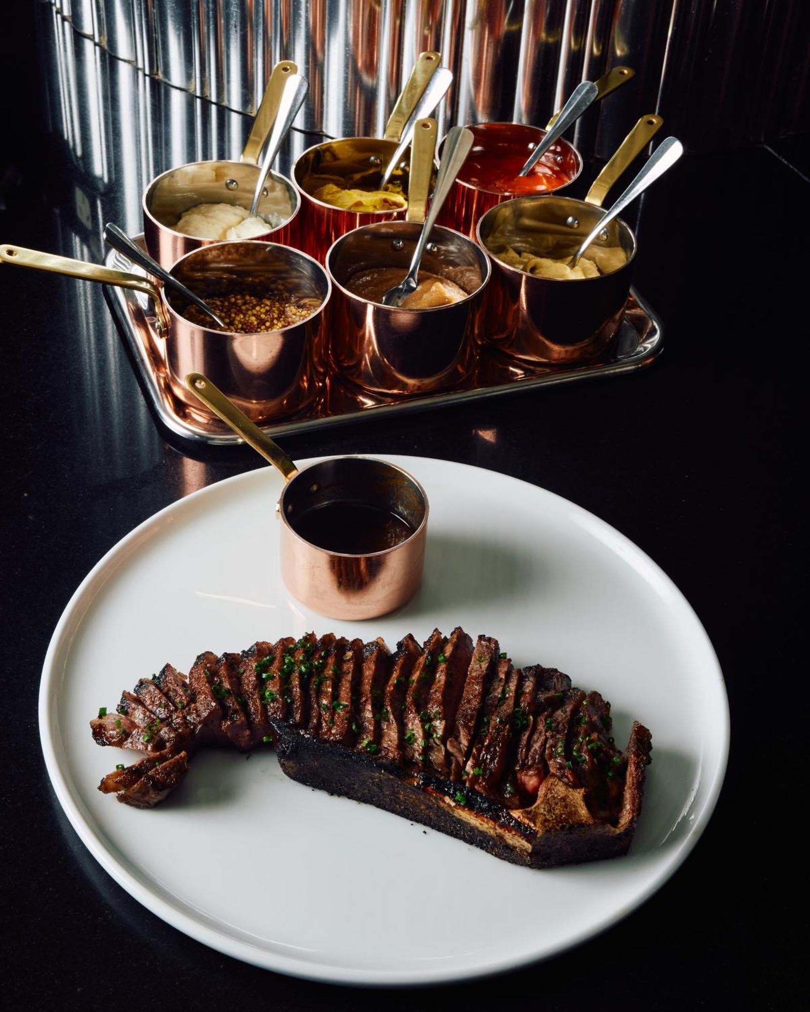 Hotel Park Hyatt Melbourne Esterno foto A steak at the restaurant