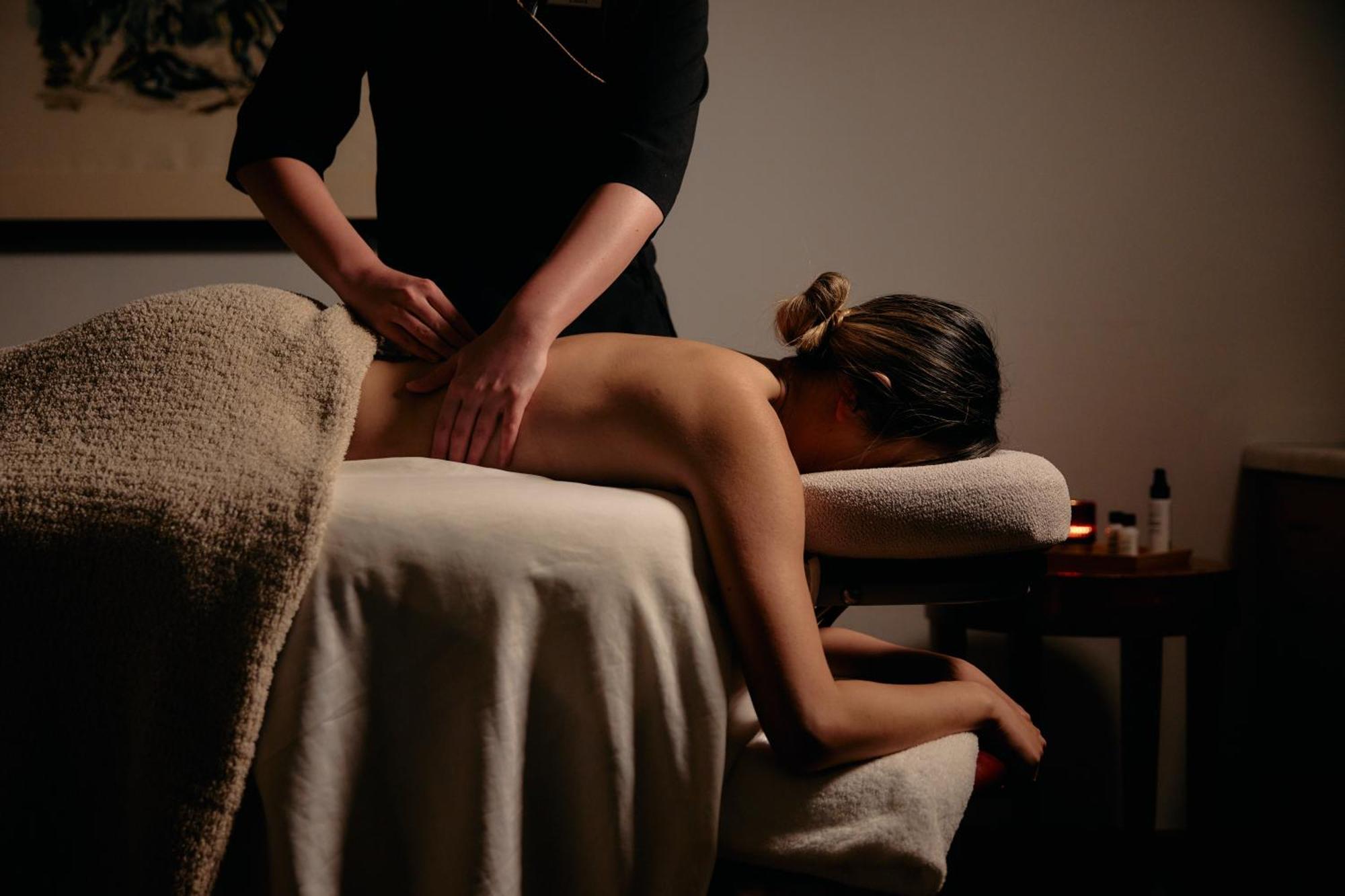 Hotel Park Hyatt Melbourne Esterno foto A massage therapist treating a female patient