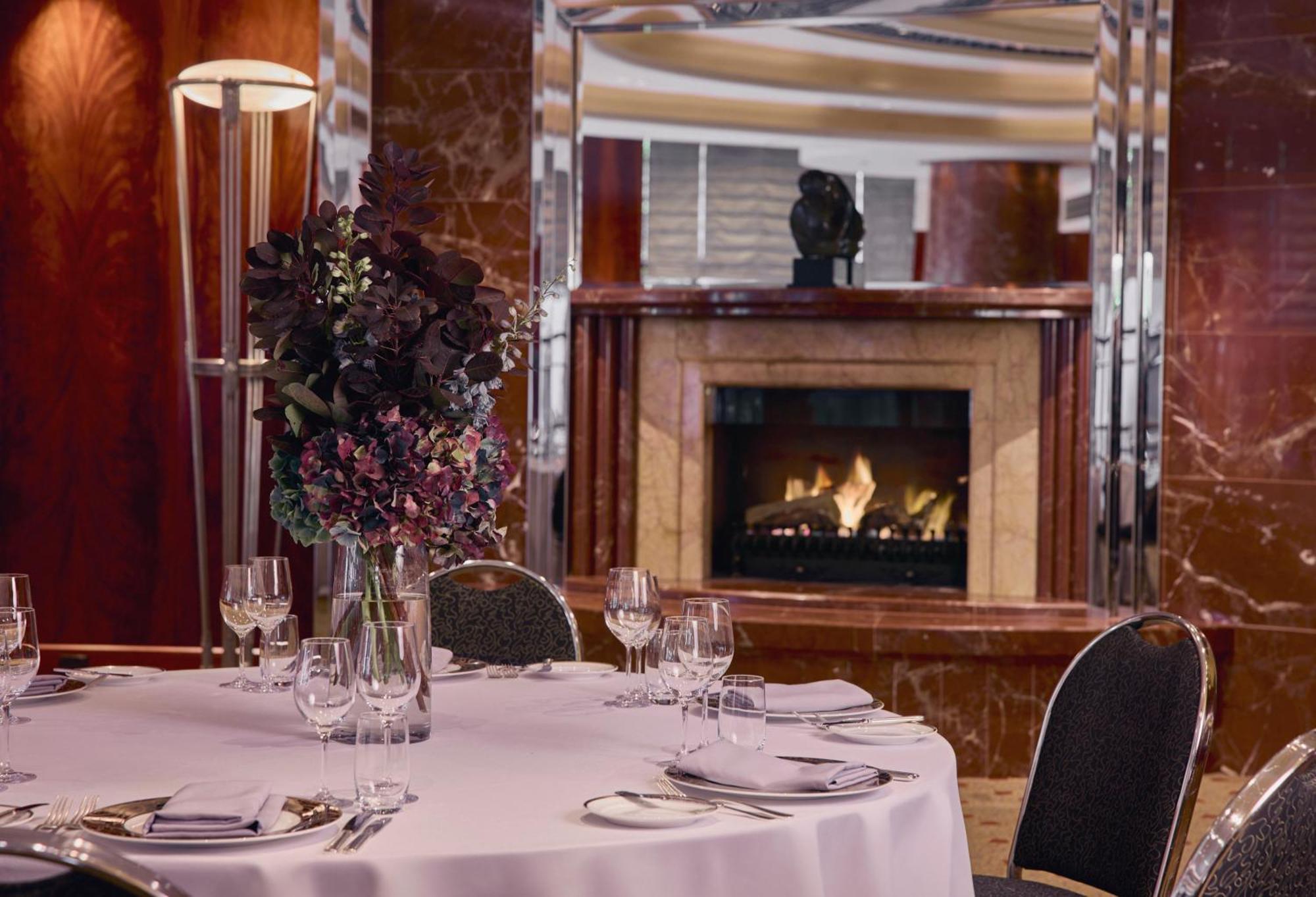 Hotel Park Hyatt Melbourne Esterno foto The fireplace in the restaurant